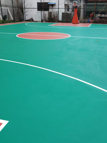 巴州 球场长期使用易出现地面开裂